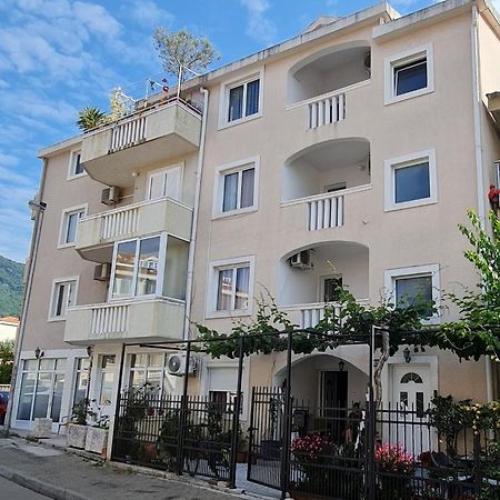 בודווה Hibiscus Guest House מראה חיצוני תמונה
