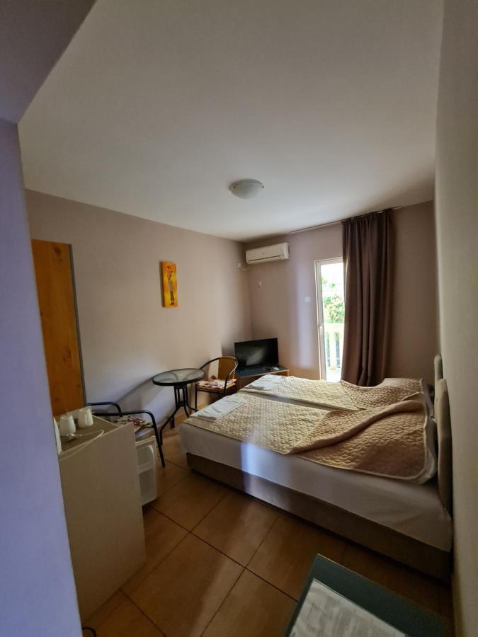 בודווה Hibiscus Guest House מראה חיצוני תמונה