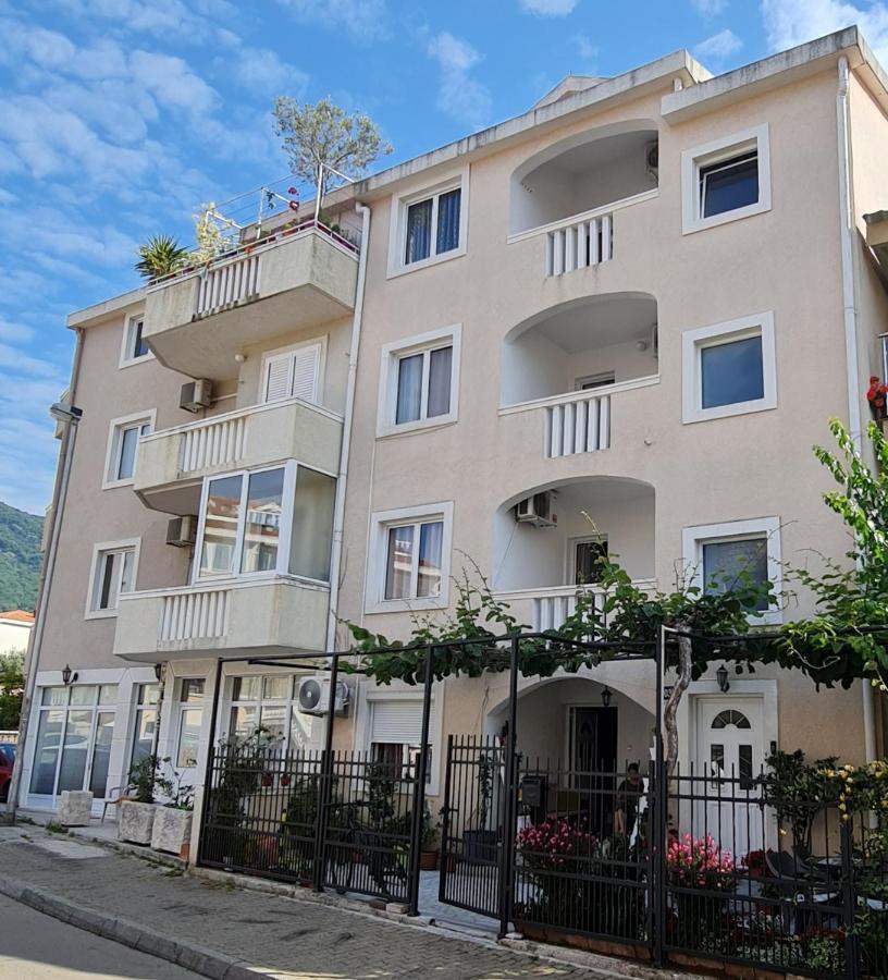בודווה Hibiscus Guest House מראה חיצוני תמונה