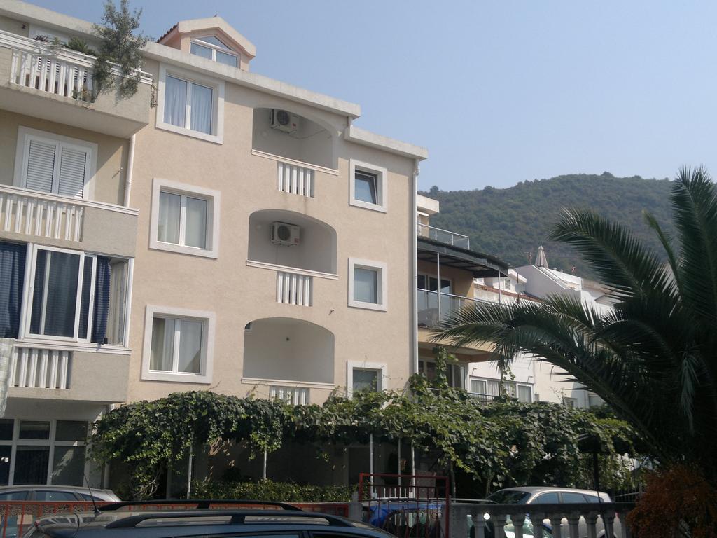 בודווה Hibiscus Guest House מראה חיצוני תמונה